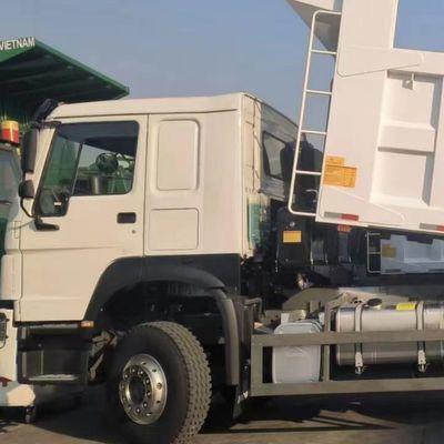 良い価格 10輪容量 25-30トン HOWO 6X4ダンプトラック 燃料タンカー 300L 5600X2300X1500 タイヤ 7.00r16 6+1 备用タイヤ 調整可能 左と右の運転 オンライン